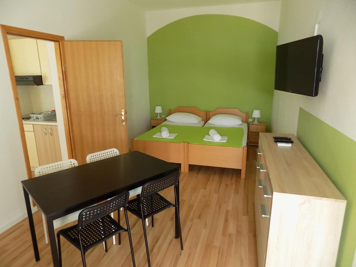 Apartments Galeb Pag - Beach Pag Town Buitenkant foto