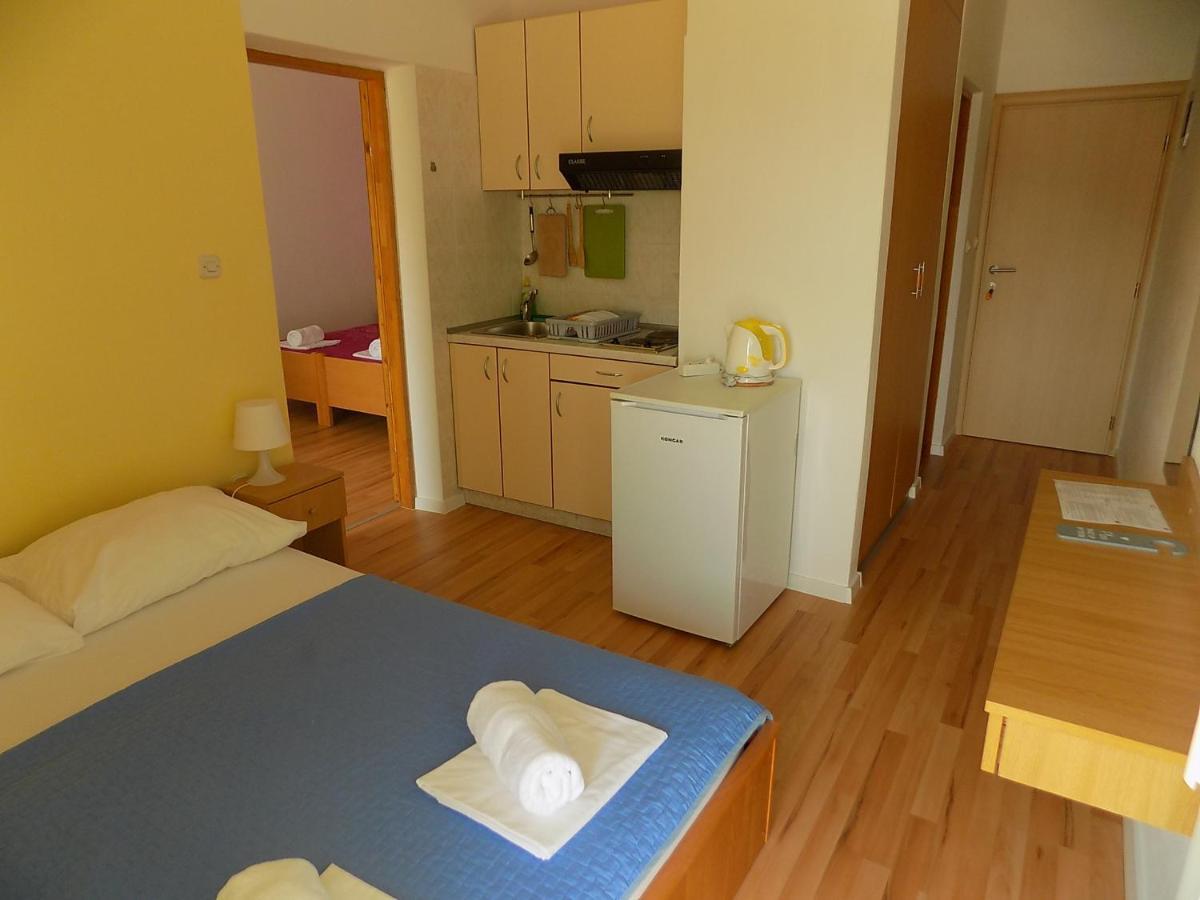 Apartments Galeb Pag - Beach Pag Town Buitenkant foto