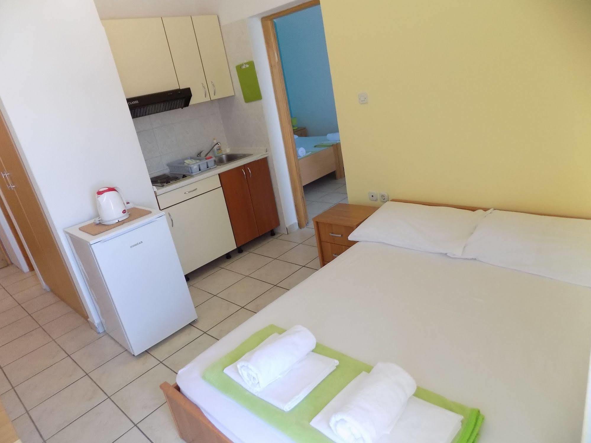 Apartments Galeb Pag - Beach Pag Town Buitenkant foto