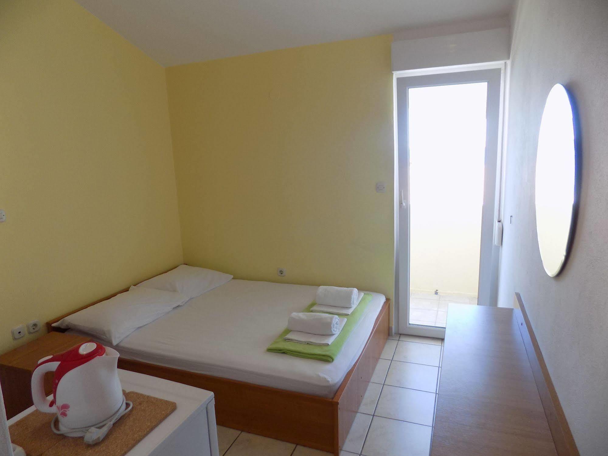 Apartments Galeb Pag - Beach Pag Town Buitenkant foto