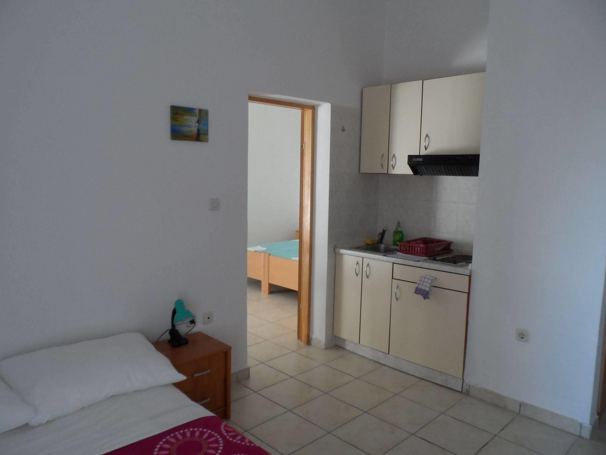 Apartments Galeb Pag - Beach Pag Town Buitenkant foto