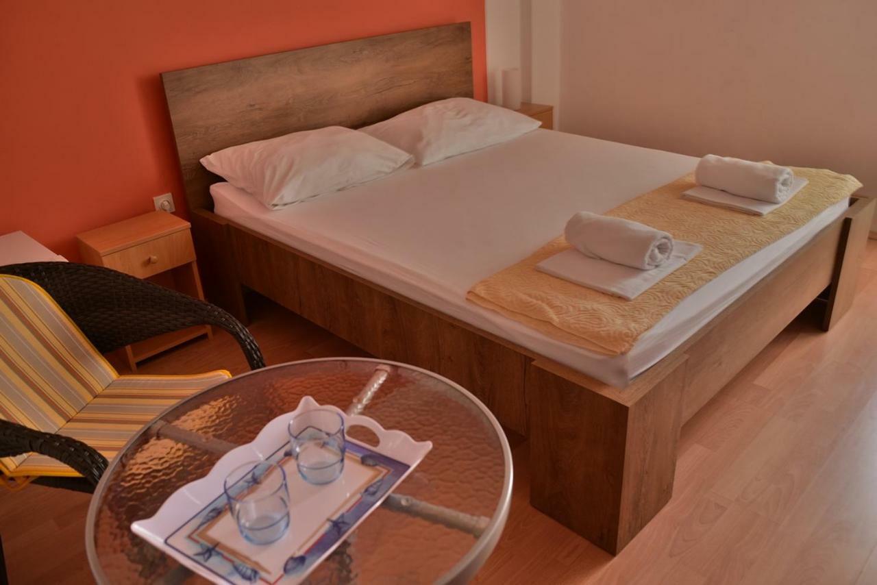 Apartments Galeb Pag - Beach Pag Town Buitenkant foto